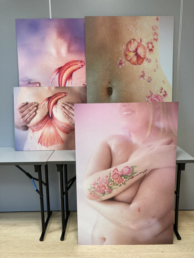 Fire bilder tilhørende utstillingen. Bildene er  i ulik størrelse og står plassert i en klynge.