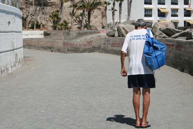 Mann med t-skjorte med tekstpå ryggen; to know me is to love me!