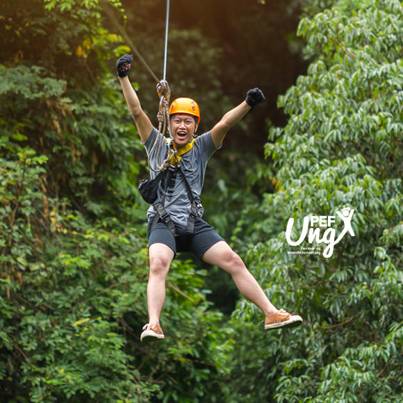 Mann som kjører Zip-line